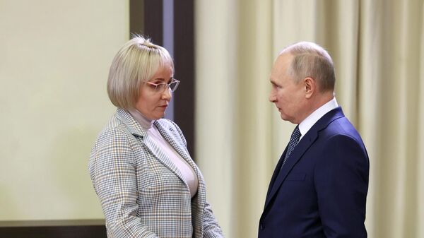 Президент России Владимир Путин беседует с Марией Костюк из Биробиджана
