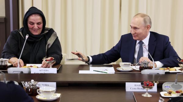 Президент РФ В. Путин встретился с матерями военнослужащих - участников СВО, слева - Жарадат Агуева из Чеченской Республики