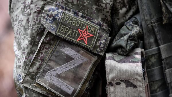 Шеврон на рукаве форменной одежды военнослужащего морской пехоты Черноморского флота на боевой позиции на Херсонском направлении
