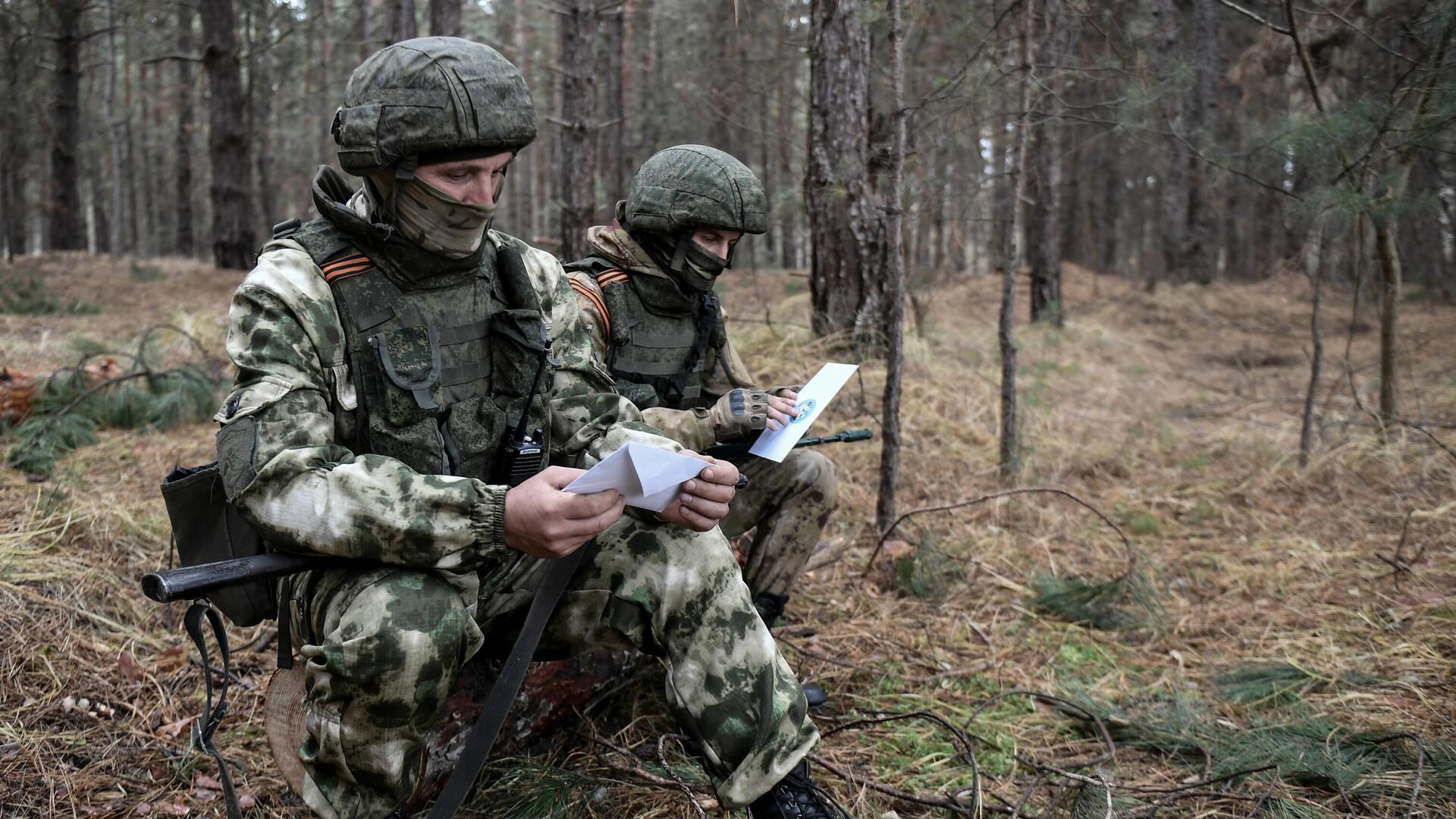 Военнослужащие морской пехоты Черноморского флота читают письма - РИА Новости, 1920, 06.12.2022