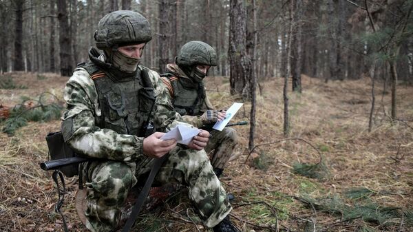 Военнослужащие ВС России читают письма от детей на боевых позициях
