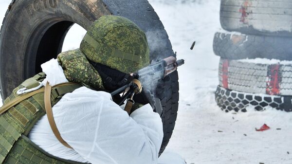Мобилизованный военнослужащий проходит подготовку на полигоне в Костроме перед отправкой в зону спецоперации