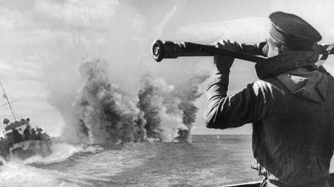 Краснознаменный дивизион истребителей подводных лодок сбрасывает бомбы на обнаруженную цель противника Краснознаменный дивизион истребителей подводных лодок сбрасывает бомбы на обнаруженную цель противника