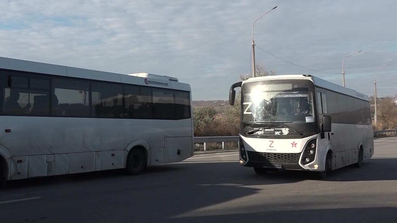 Автобус с российскими военнослужащими, находившимися в украинском плену, во время обмена военнопленными. Стоп-кадр видео - РИА Новости, 1920, 08.01.2023