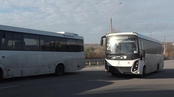 Автобус с российскими военнослужащими, находившимися в украинском плену, во время обмена военнопленными. Стоп-кадр видео