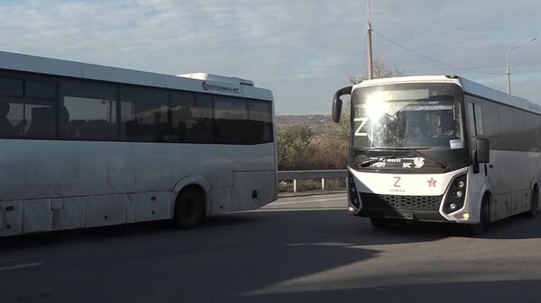 Автобус с российскими военнослужащими, находившимися в украинском плену, во время обмена военнопленными. Стоп-кадр видео