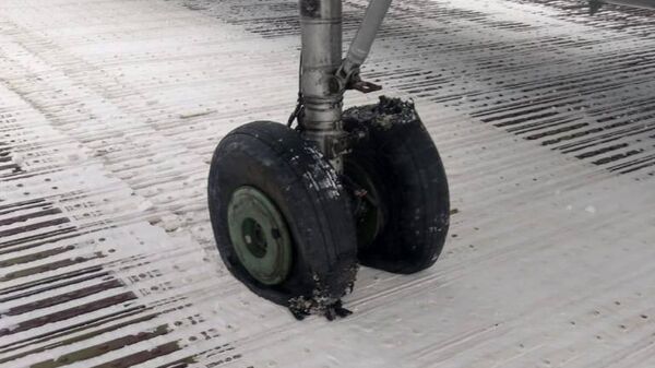 Повреждение шасси самолета в аэропорту Охотск