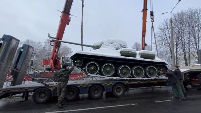 Демонтаж танка с постамента в городе Хмельницком, Украина. Кадр из видео