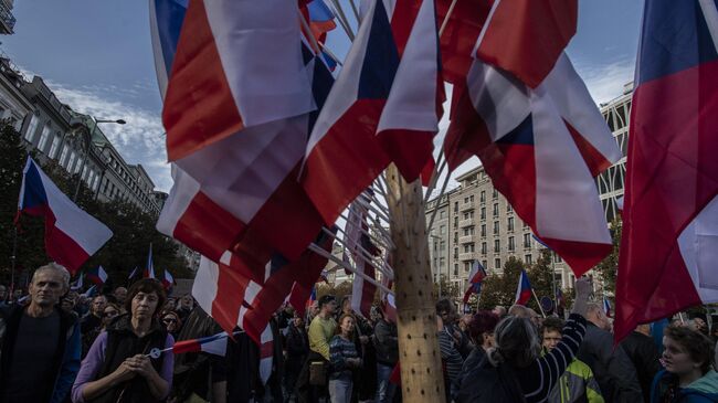 Участники антиправительственной акции протеста в Праге, Чехия