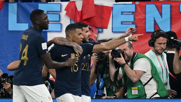 Игроки сборной Франции радуются забитому мячу в матче группового этапа чемпионата мира по футболу между сборными Франции и Дании.