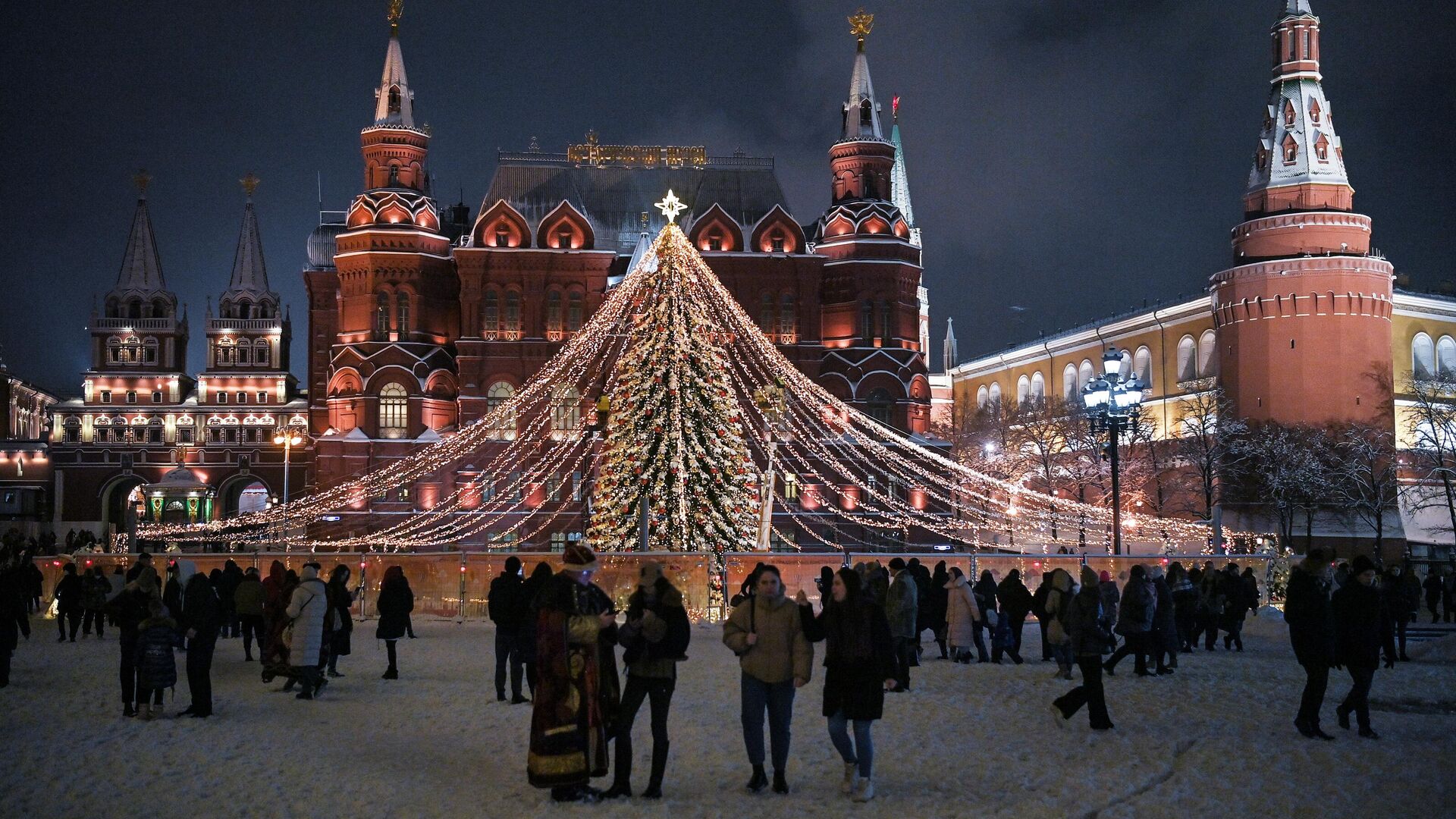 Новогодняя елка на Манежной площади в Москве - РИА Новости, 1920, 31.12.2022