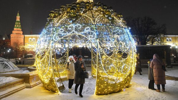 Новогодняя инсталляция на Манежной площади в Москве