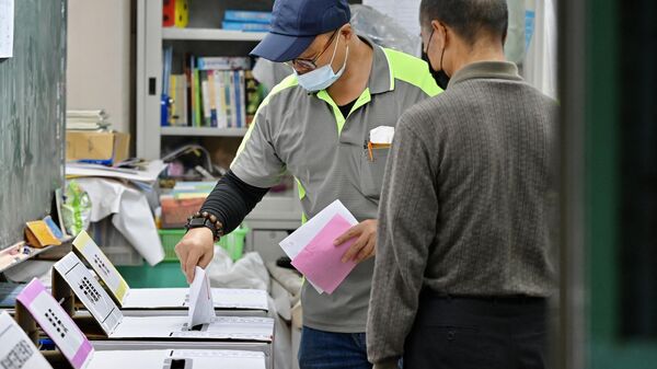 Голосование на избирательном участке в городе Нью-Тайбэй, Тайвань