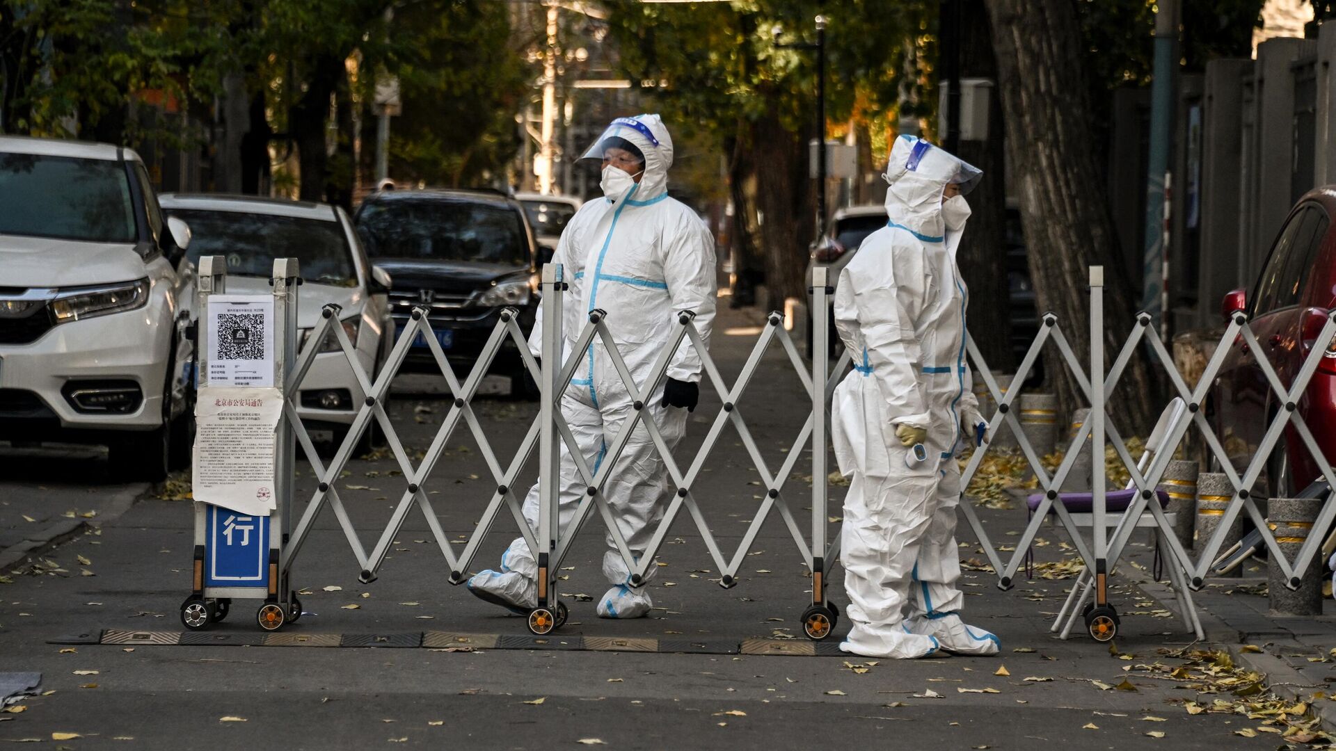 Сотрудники службы безопасности охраняют вход в жилой район в Пекине, закрытый из-за ограничений, связанных с коронавирусом - РИА Новости, 1920, 27.11.2022