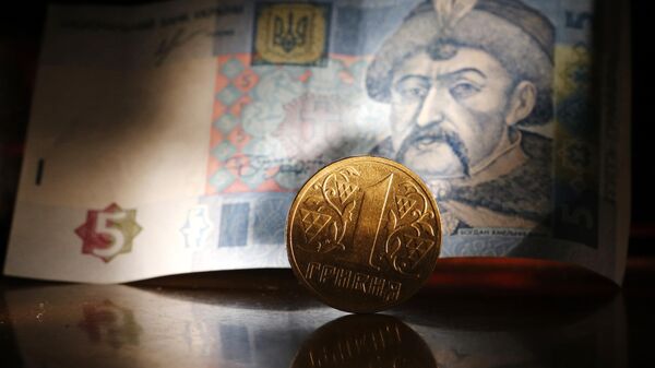 Денежные купюры и монета гривны Украины