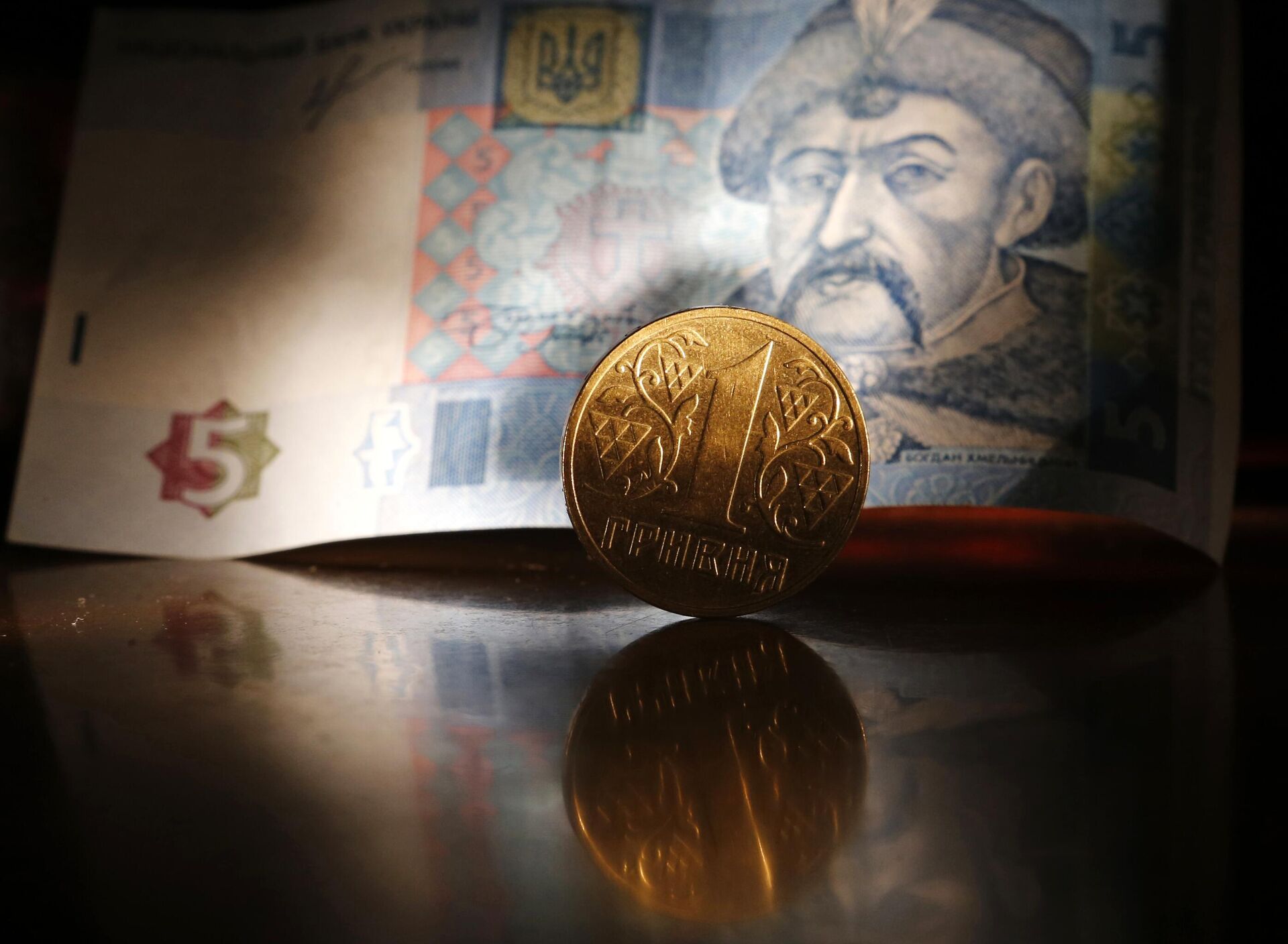 Денежные купюры и монета гривны Украины - РИА Новости, 1920, 04.04.2025