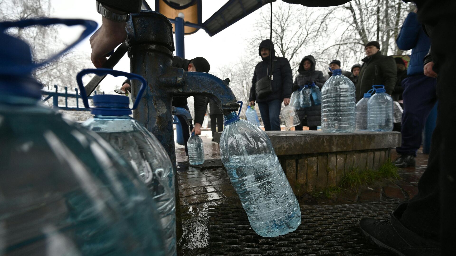 Жители Киева стоят в очереди за водой в одном из парков. 24 ноября 2022 - РИА Новости, 1920, 27.11.2022