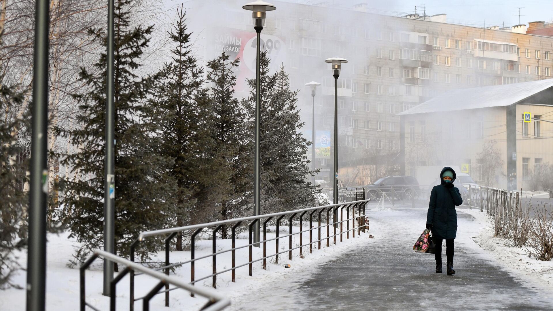 Женщина на улице зимой - РИА Новости, 1920, 01.12.2022