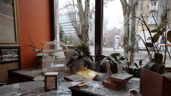 Разбитое окно в кафе в Ворошиловском районе Донецка после обстрелов со стороны ВСУ
