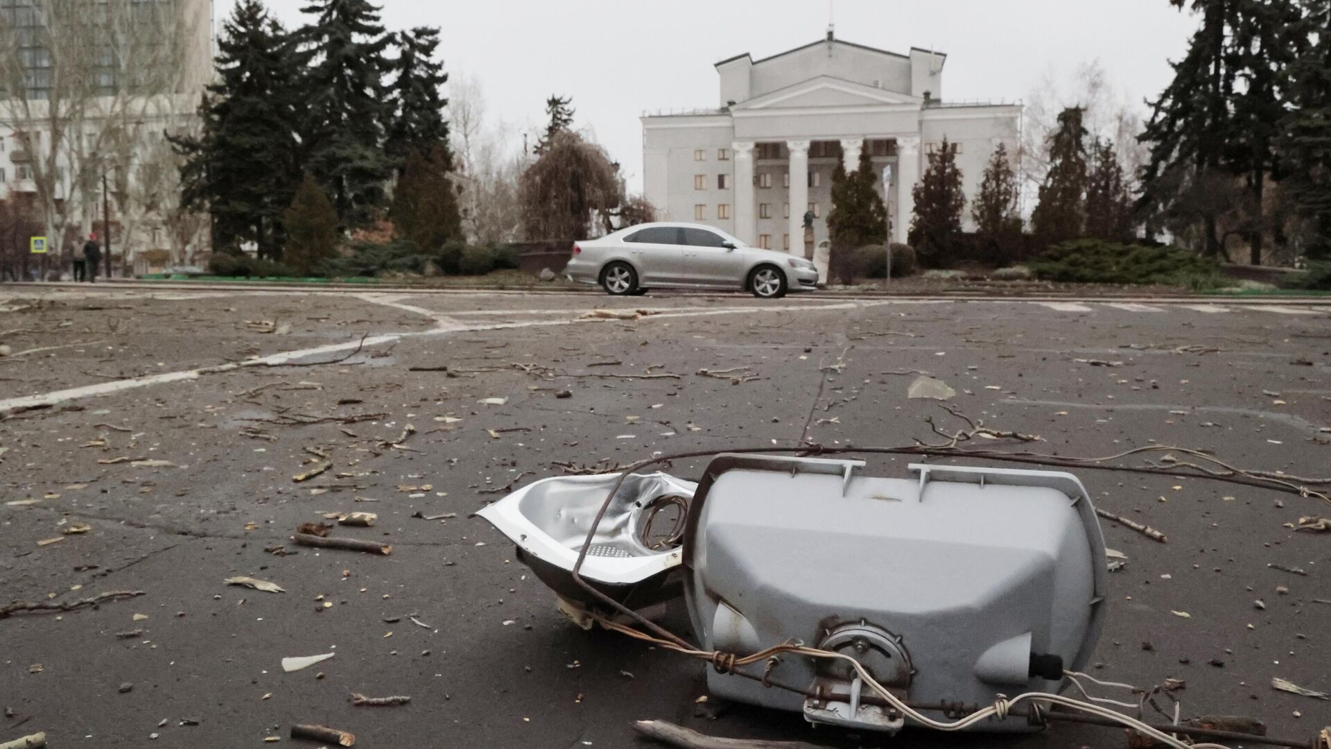 Разбитый уличный фонарь в Ворошиловском районе Донецка после обстрелов со стороны ВСУ - РИА Новости, 1920, 04.12.2022