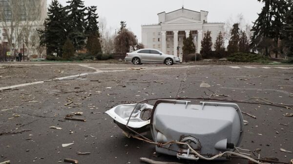 Разбитый уличный фонарь в Донецке после обстрелов со стороны ВСУ
