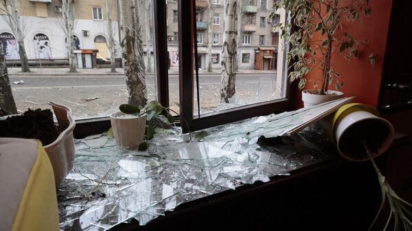 Разбитое окно в кафе в Ворошиловском районе Донецка при обстреле со стороны ВСУ. Архивное фото