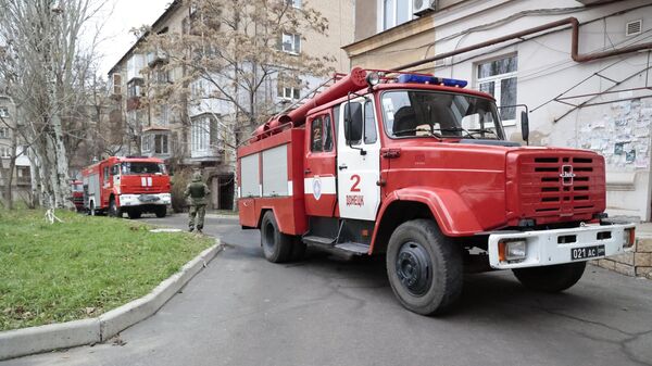 Пожарные расчеты у поврежденных многоэтажных домов в Ворошиловском районе Донецка после обстрелов со стороны ВСУ