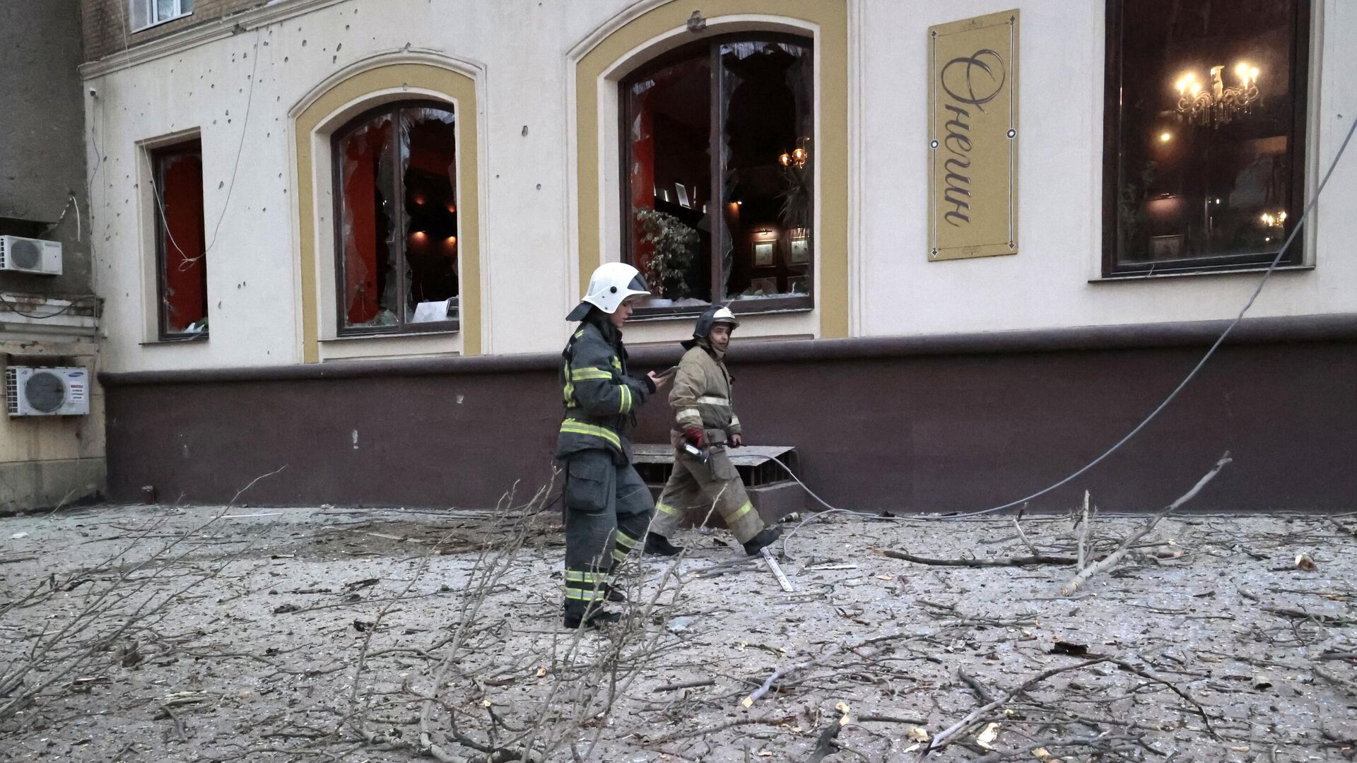 Сотрудники МЧС у поврежденного кафе в Ворошиловском районе Донецка после обстрелов со стороны ВСУ - РИА Новости, 1920, 01.12.2022