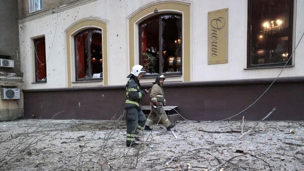 Сотрудники МЧС у поврежденного кафе в Ворошиловском районе Донецка после обстрелов со стороны ВСУ