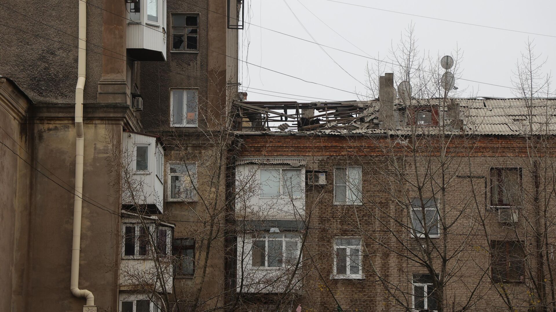 Поврежденный многоэтажный дом в Ворошиловском районе Донецка после обстрелов со стороны ВСУ - РИА Новости, 1920, 04.12.2022