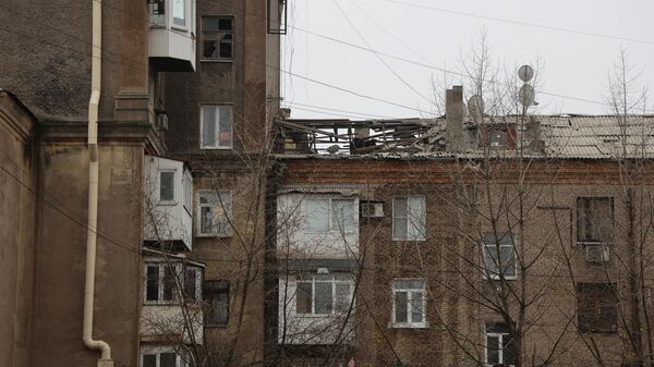 Поврежденный многоэтажный дом в Донецке