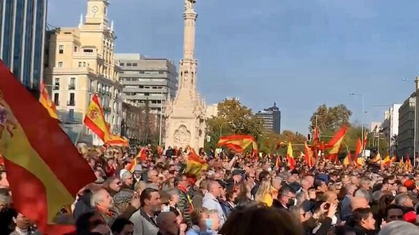 Испанцы вышли на акцию протеста в Мадриде против премьера страны