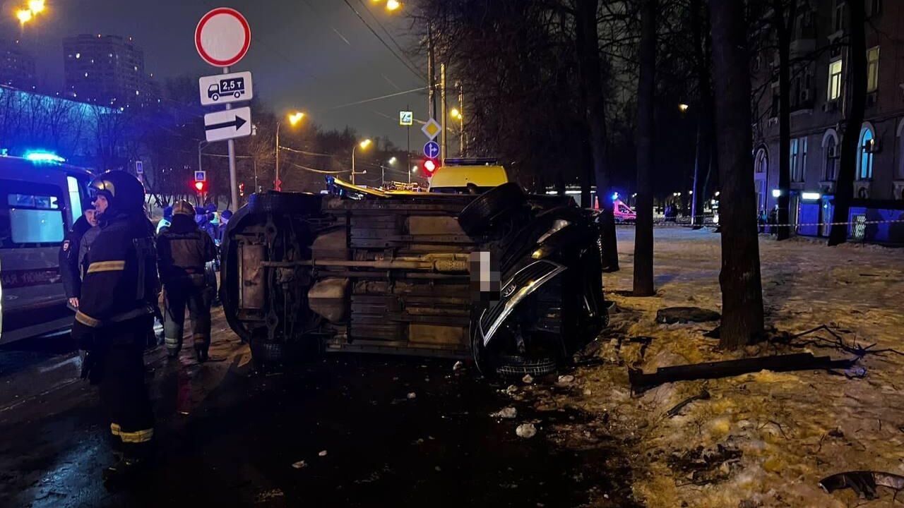 На улице Свободы водитель автомобиля марки Киа не справилась с управлением, выехала на тротуар и совершила наезд на пешеходов - женщину с двумя детьми - РИА Новости, 1920, 27.11.2022