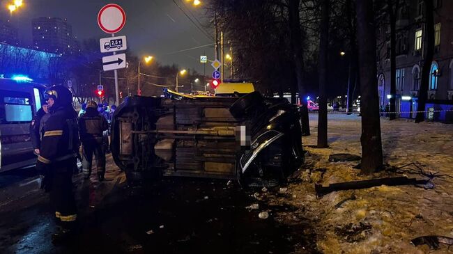 На улице Свободы водитель автомобиля марки Киа не справилась с управлением, выехала на тротуар и совершила наезд на пешеходов — женщину с двумя детьми