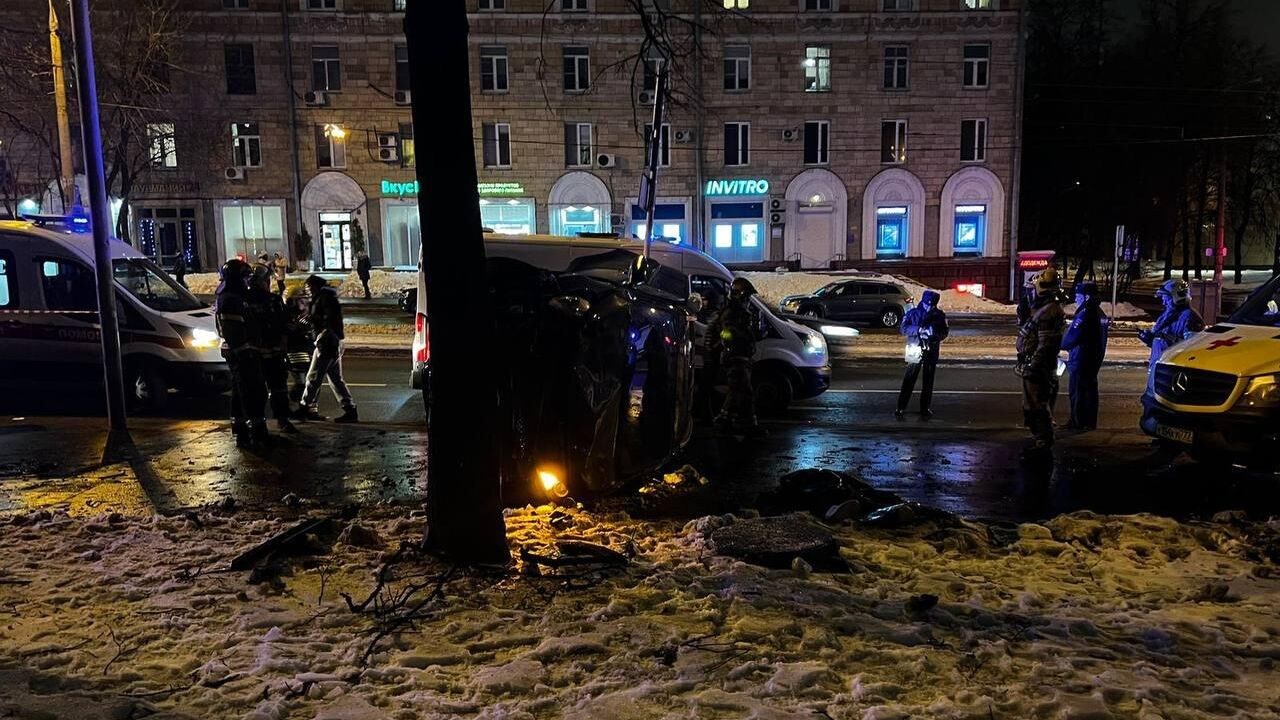 На улице Свободы водитель автомобиля марки Киа не справилась с управлением, выехала на тротуар и совершила наезд на пешеходов —женщину с двумя детьми - РИА Новости, 1920, 27.11.2022