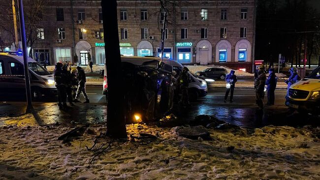 На улице Свободы водитель автомобиля марки Киа не справилась с управлением, выехала на тротуар и совершила наезд на пешеходов — женщину с двумя детьми