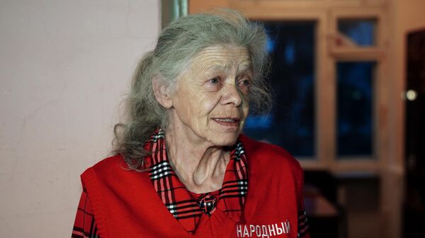 Доброволец Наталья Пасика принимает поздравления с Днем Матери от военнослужащих РФ в Луганске