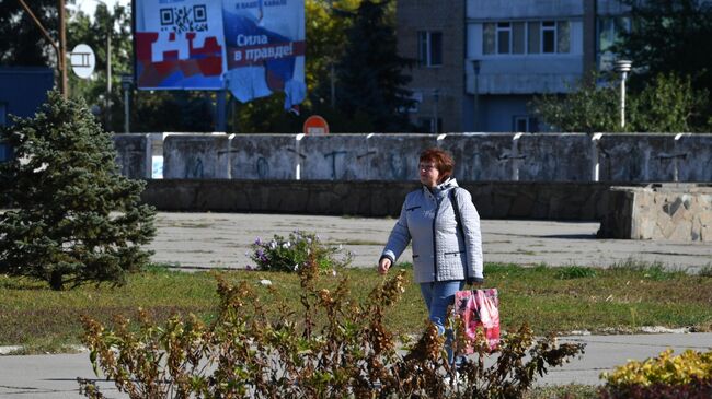 Женщина на улице города Энергодар