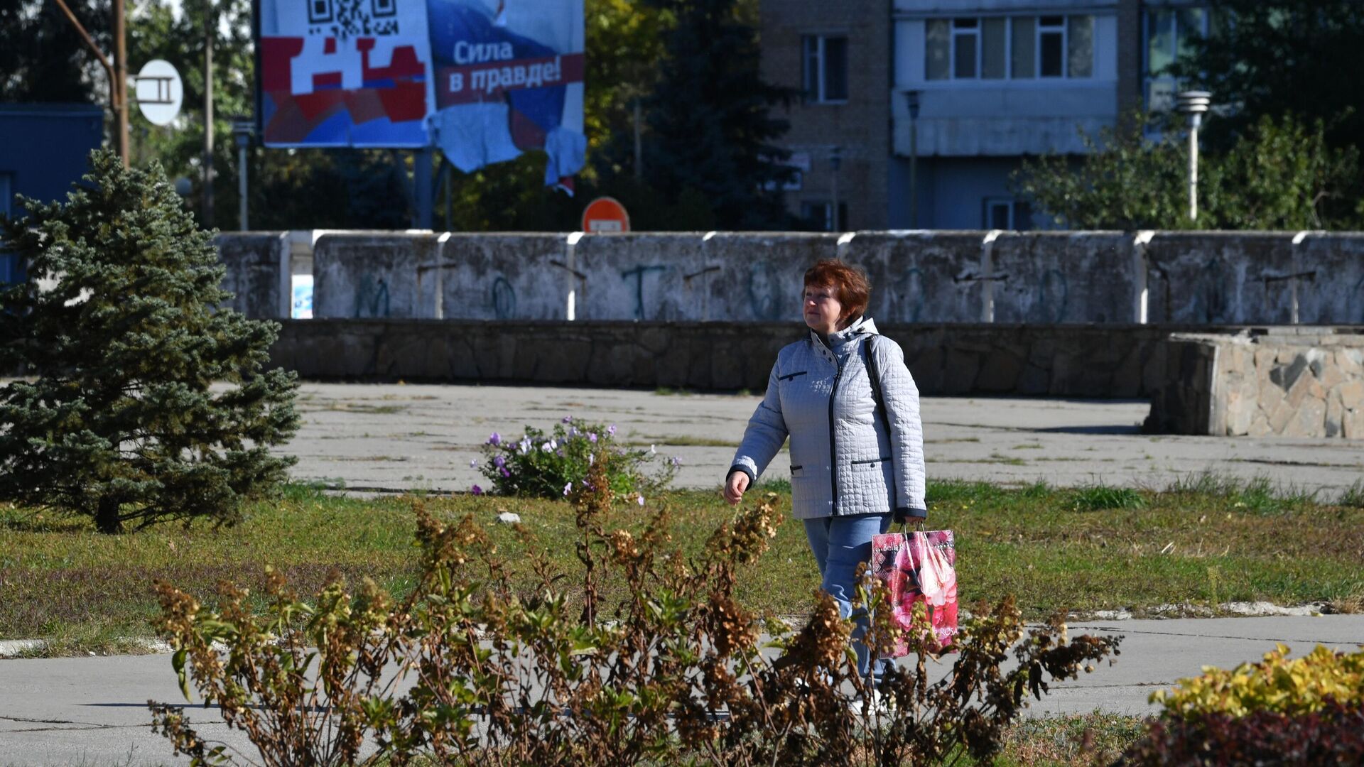 Женщина на улице города Энергодар - РИА Новости, 1920, 30.11.2022