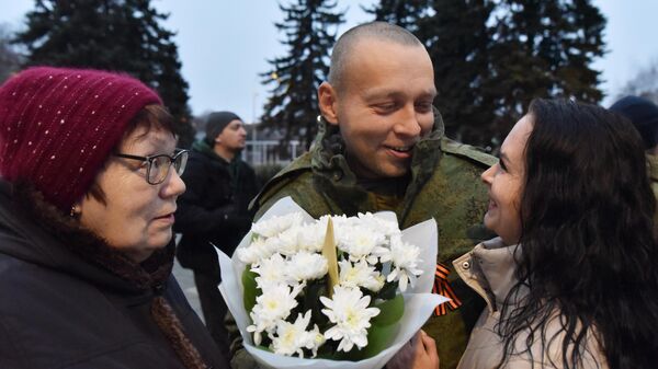 Встреча военнослужащих, освобожденных из украинского плена, в Харцызске
