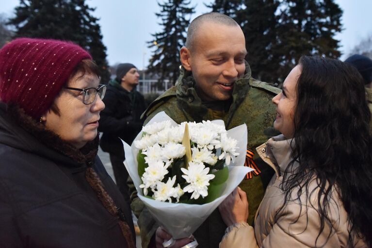 Встреча военнослужащих, освобожденных из украинского плена, в Харцызске