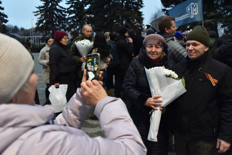 Встреча военнослужащих, освобожденных из украинского плена, в Харцызске