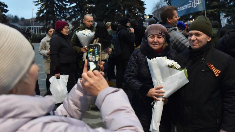 Встреча военнослужащих, освобожденных из украинского плена, в Харцызске