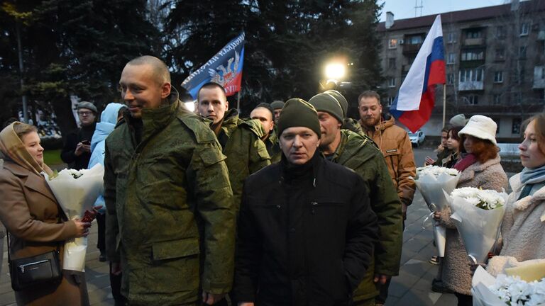 Встреча военнослужащих, освобожденных из украинского плена, в Харцызске