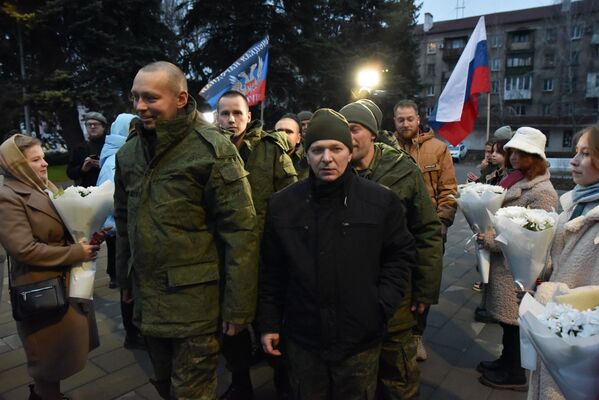 Встреча военнослужащих, освобожденных из украинского плена, в Харцызске