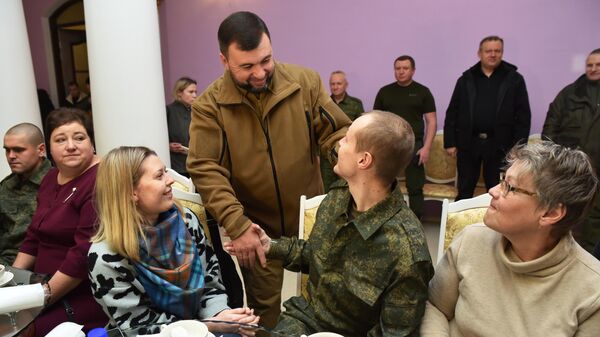 Временно исполняющий обязанности главы ДНР Денис Пушилин во время встречи военнослужащих, освобожденных из украинского плена, в Харцызске