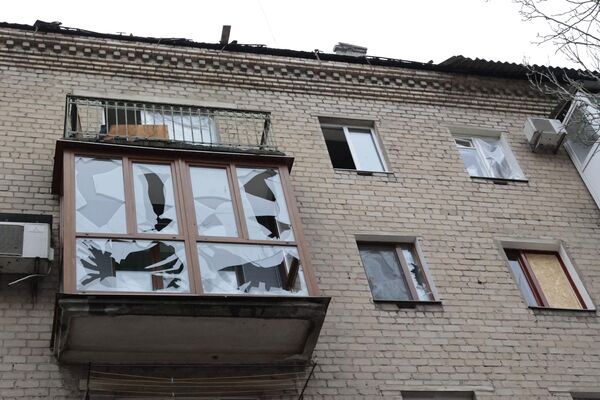 Разбитые окна в жилом доме в Ворошиловском районе Донецка после обстрелов со стороны ВСУ