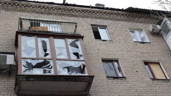 Разбитые окна в жилом доме в Ворошиловском районе Донецка после обстрелов со стороны ВСУ