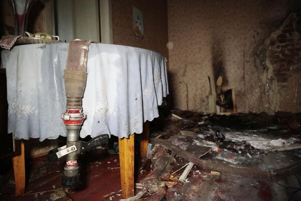 Повреждения в квартире многоэтажного дома в Ворошиловском районе Донецка после обстрелов со стороны ВСУ.