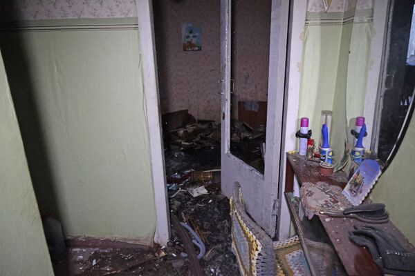 Повреждения в квартире многоэтажного дома в Ворошиловском районе Донецка после обстрелов со стороны ВСУ